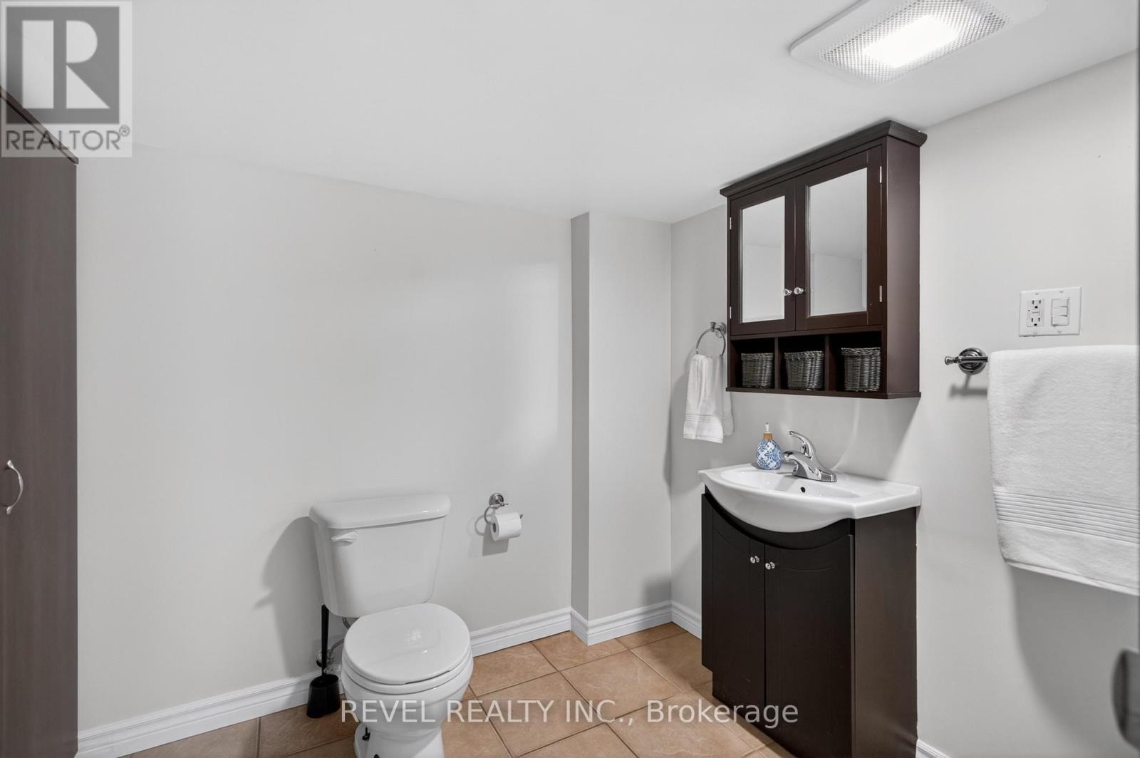 125 Balsam Avenue S, Hamilton, ON - Indoor Photo Showing Bathroom