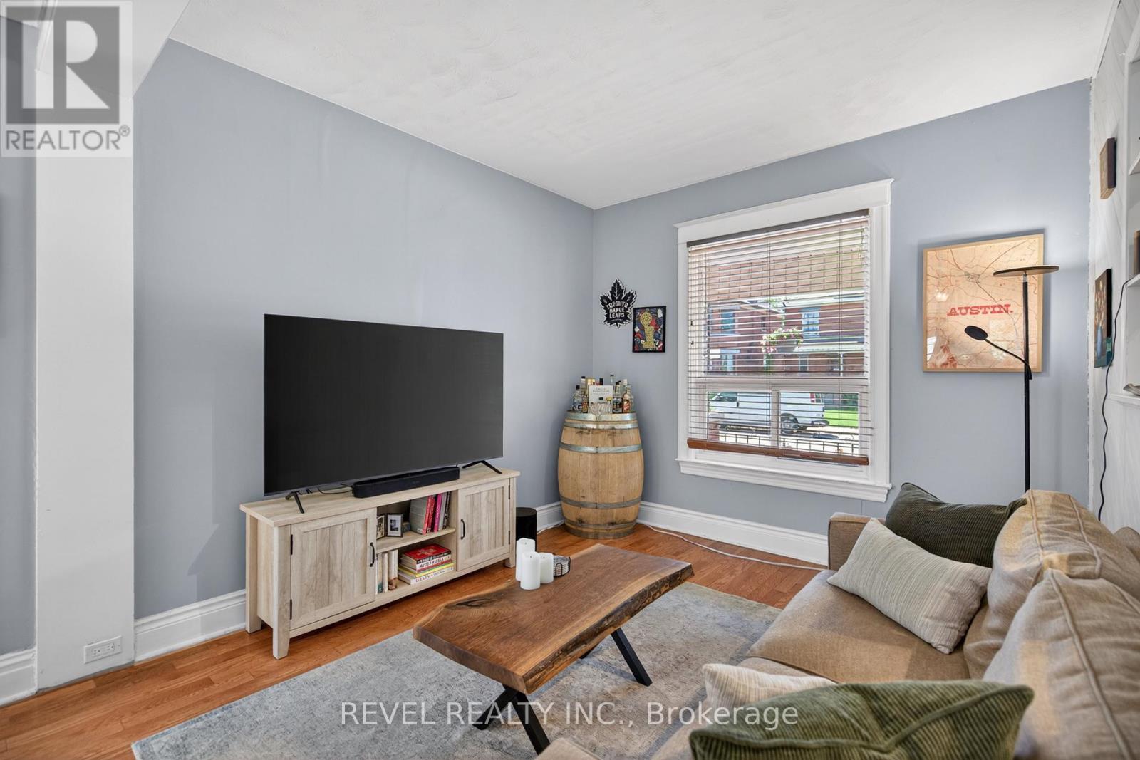 125 Balsam Avenue S, Hamilton, ON - Indoor Photo Showing Living Room