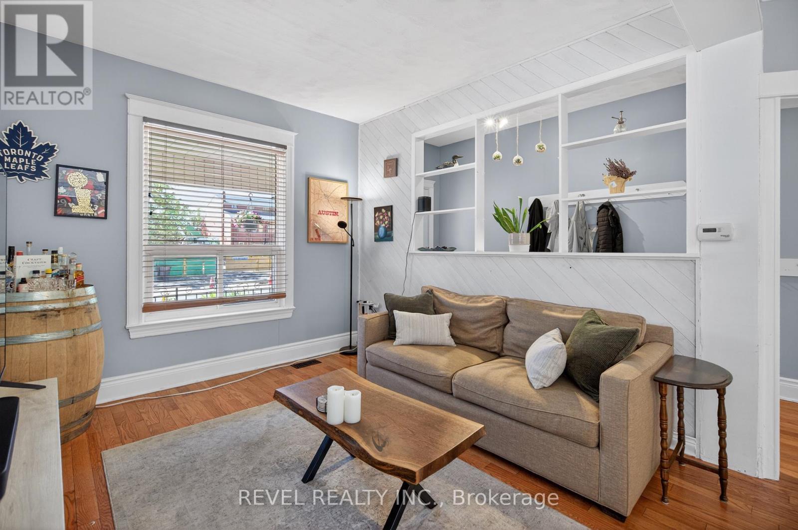 125 Balsam Avenue S, Hamilton, ON - Indoor Photo Showing Living Room