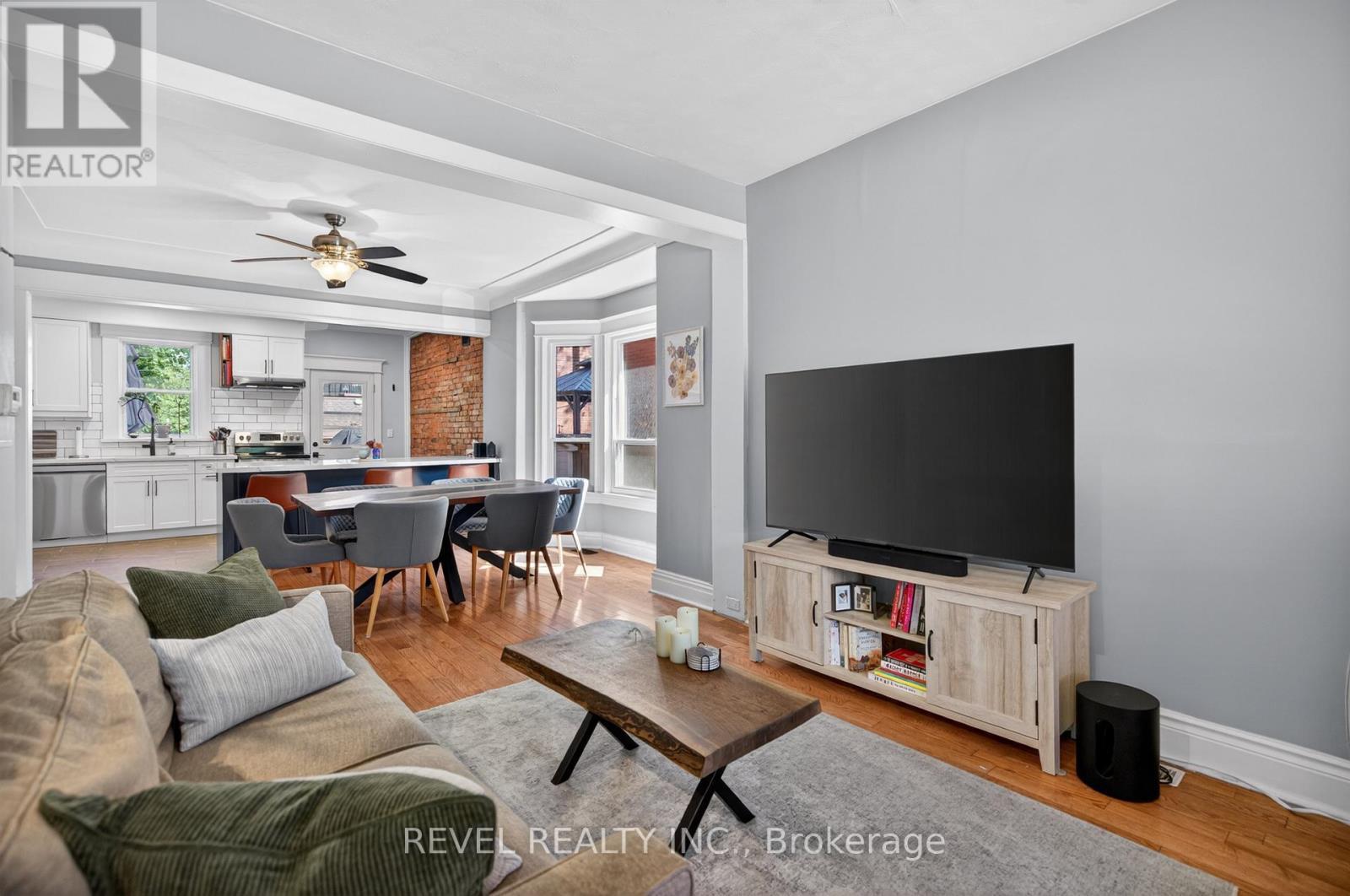 125 Balsam Avenue S, Hamilton, ON - Indoor Photo Showing Living Room