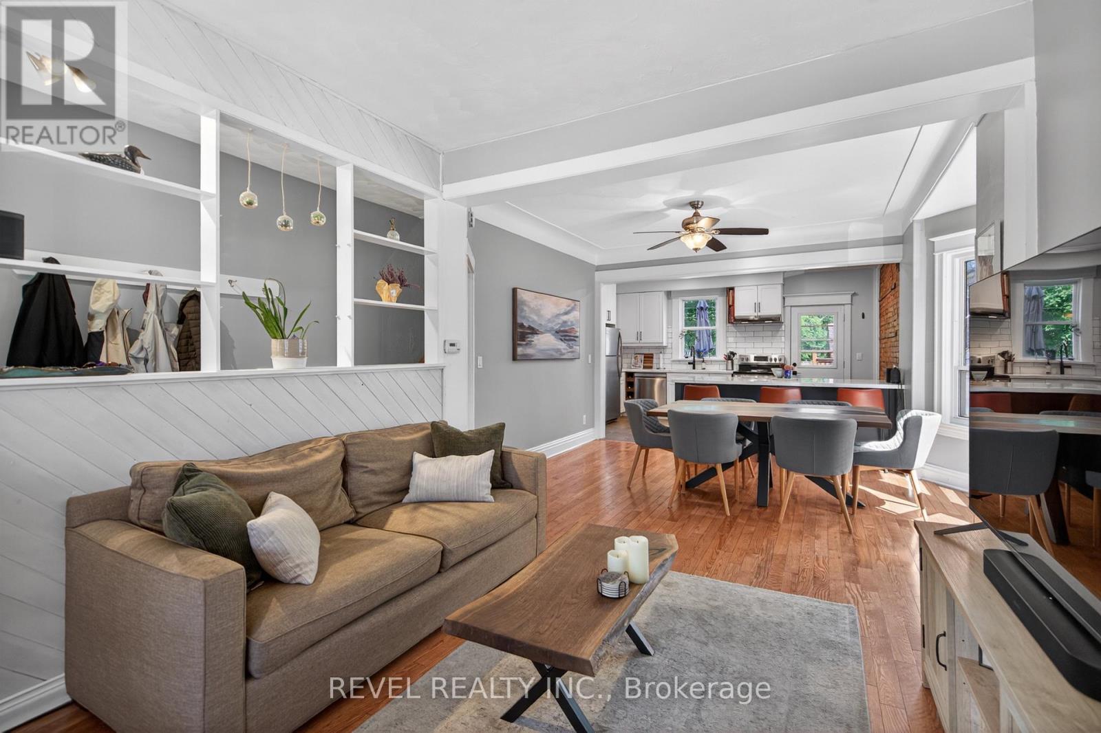 125 Balsam Avenue S, Hamilton, ON - Indoor Photo Showing Living Room