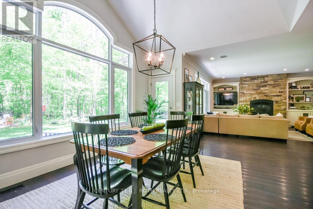 33 Reilly'S Run, Springwater, ON - Indoor Photo Showing Dining Room