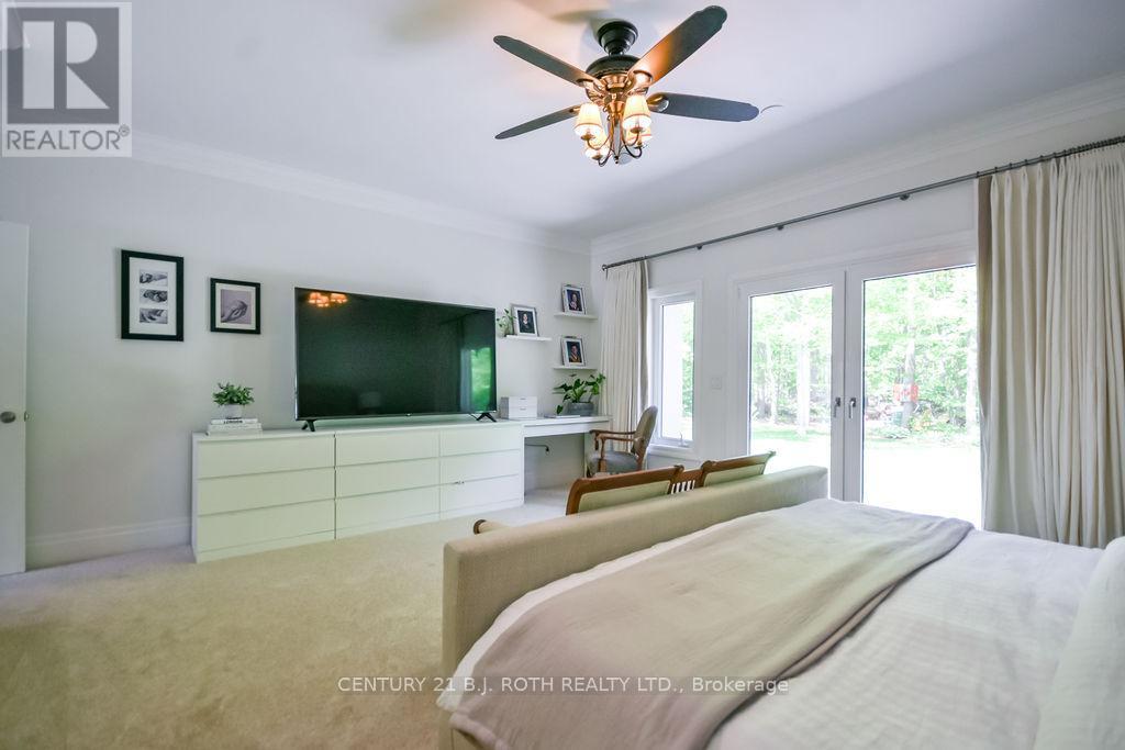 33 Reilly'S Run, Springwater, ON - Indoor Photo Showing Bedroom