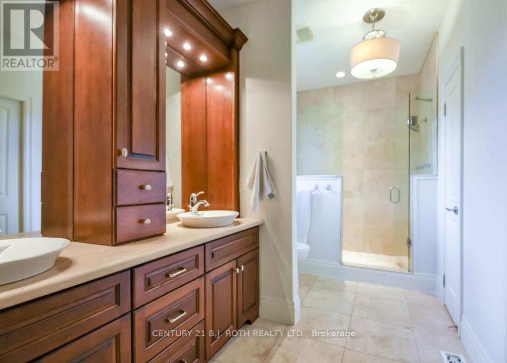 33 Reilly'S Run, Springwater, ON - Indoor Photo Showing Bathroom