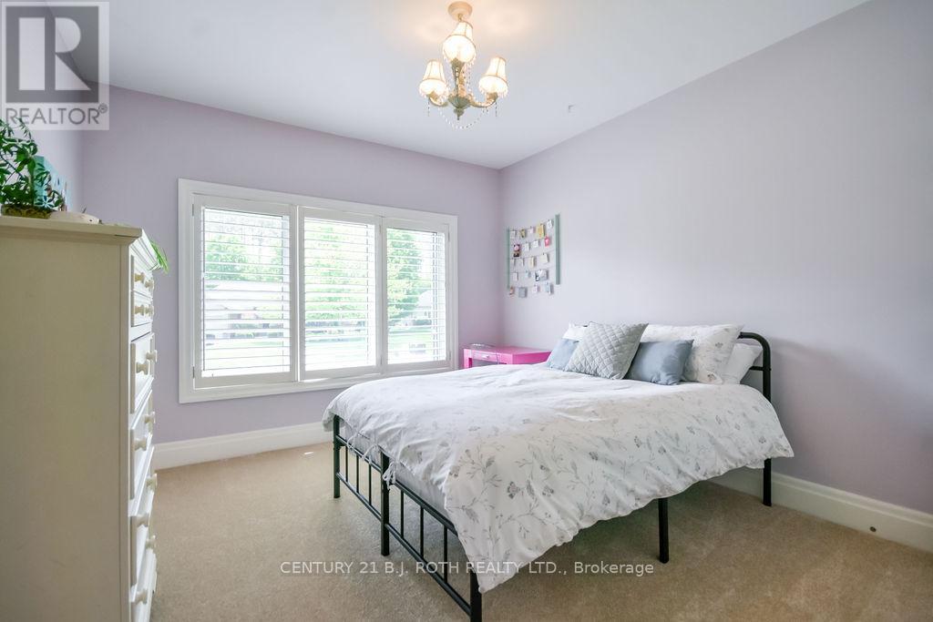 33 Reilly'S Run, Springwater, ON - Indoor Photo Showing Bedroom