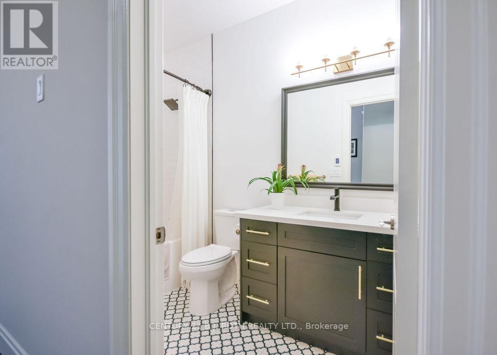 33 Reilly'S Run, Springwater, ON - Indoor Photo Showing Bathroom