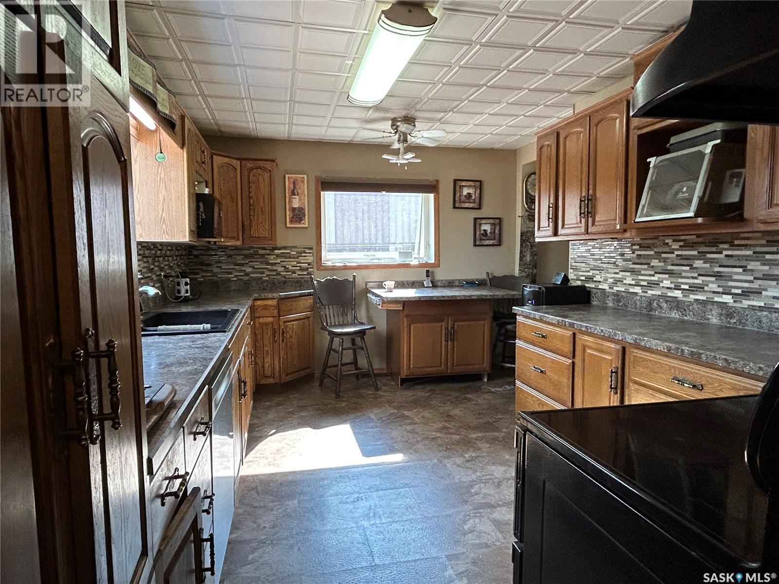 301 Tavistock Avenue, Torquay, SK - Indoor Photo Showing Kitchen