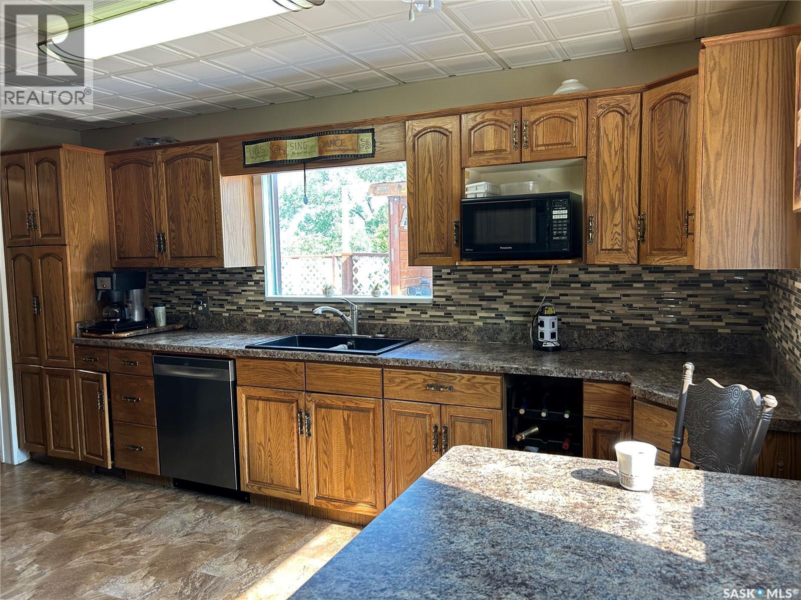 301 Tavistock Avenue, Torquay, SK - Indoor Photo Showing Kitchen With Double Sink