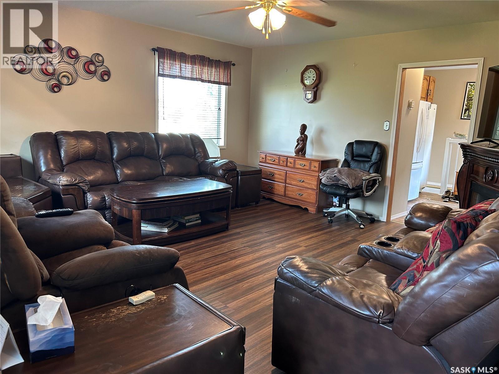 301 Tavistock Avenue, Torquay, SK - Indoor Photo Showing Living Room