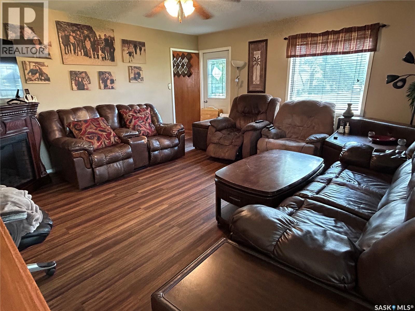 301 Tavistock Avenue, Torquay, SK - Indoor Photo Showing Living Room