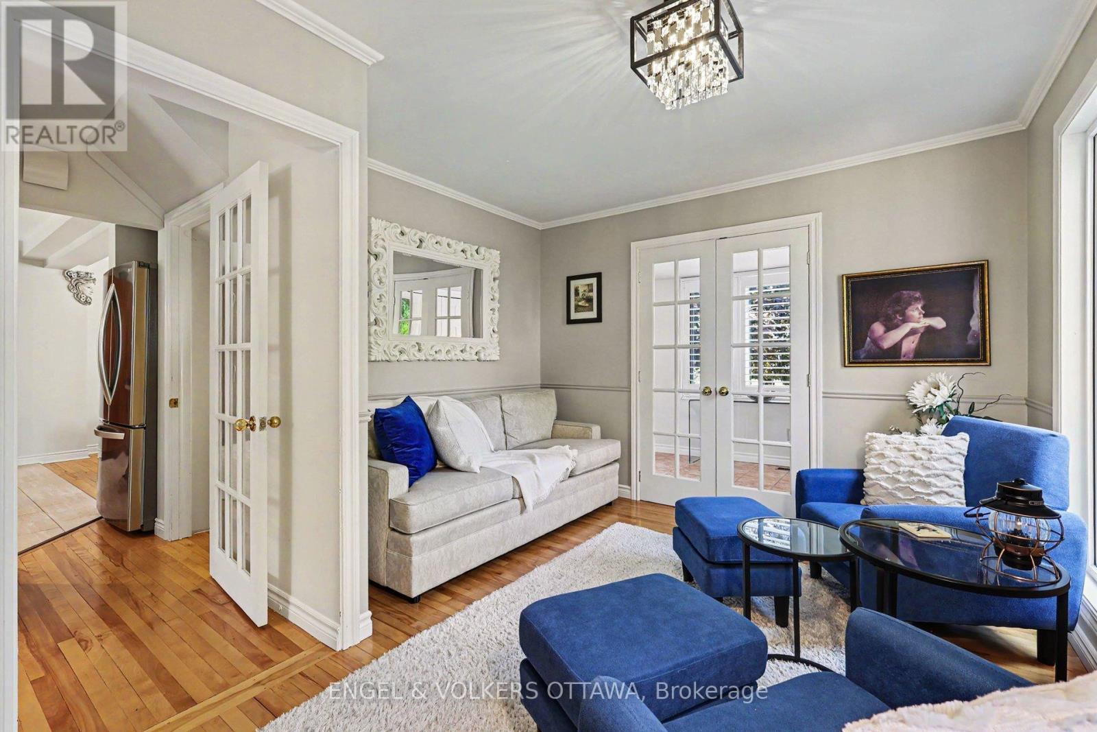 176 Sanford Avenue, Ottawa, ON - Indoor Photo Showing Living Room