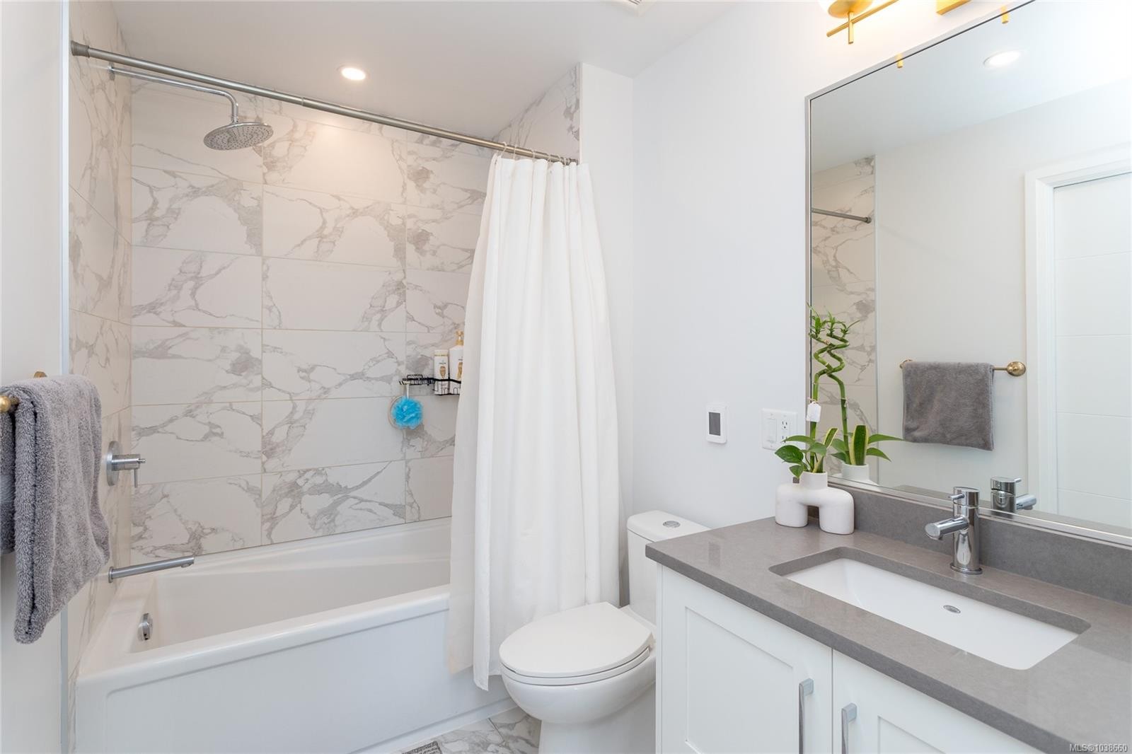 #105-745 Travino Lane, Saanich, BC - Indoor Photo Showing Bathroom