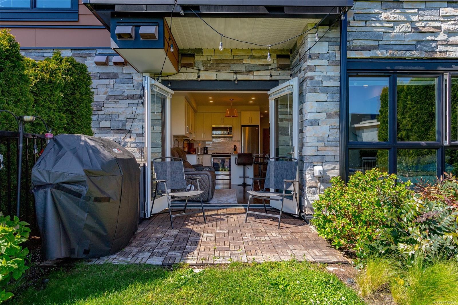 #105-745 Travino Lane, Saanich, BC - Outdoor