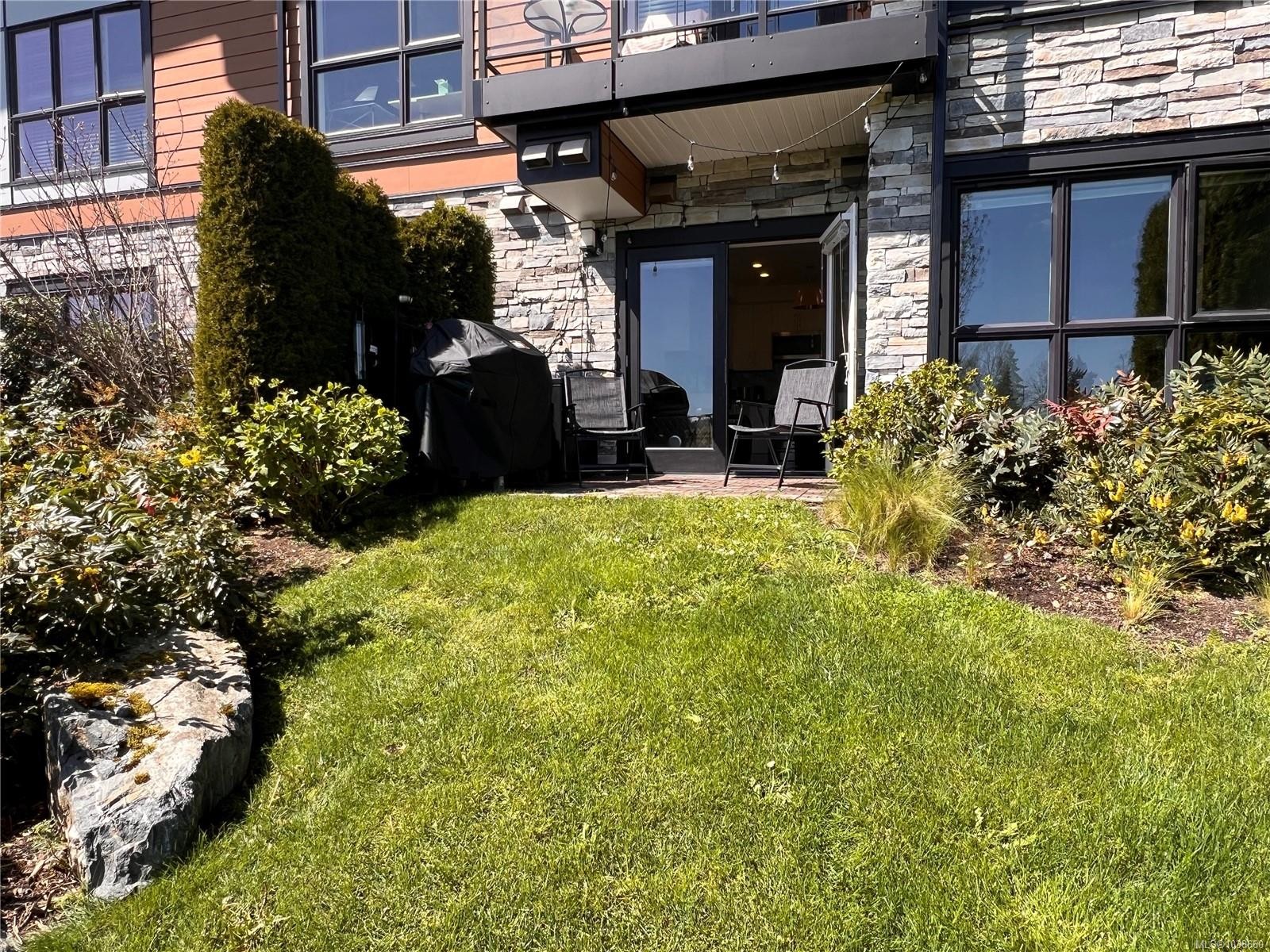 #105-745 Travino Lane, Saanich, BC - Outdoor