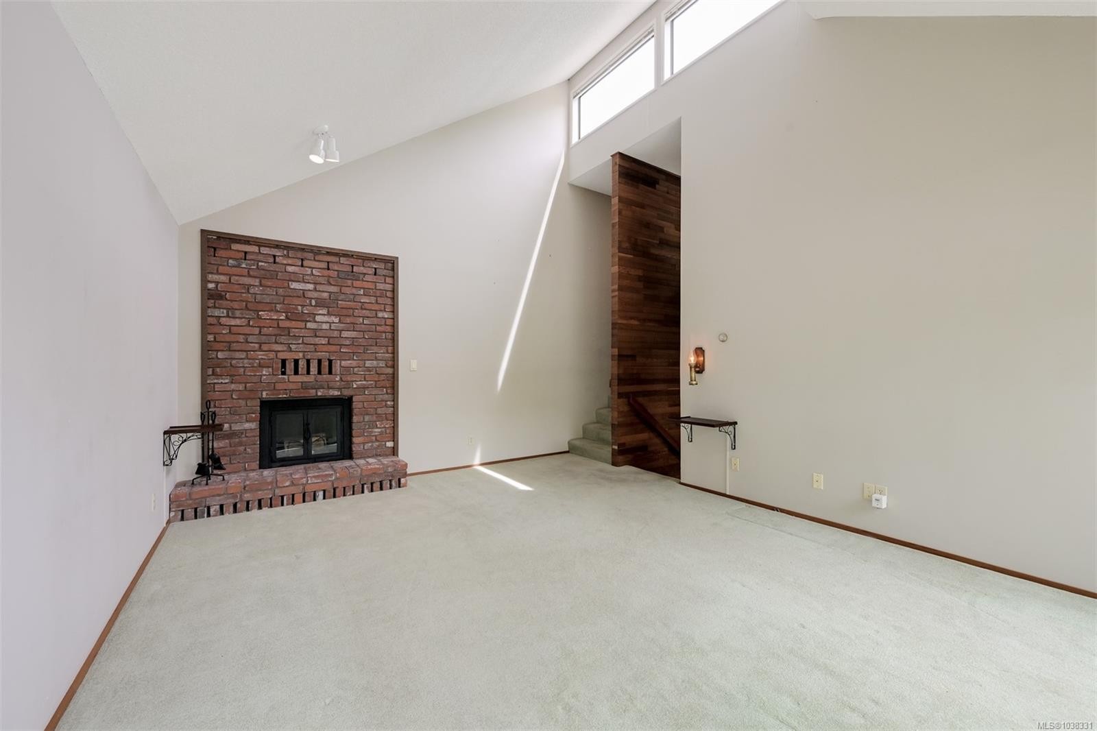 558 Dallas Rd, Victoria, BC - Indoor Photo Showing Other Room With Fireplace