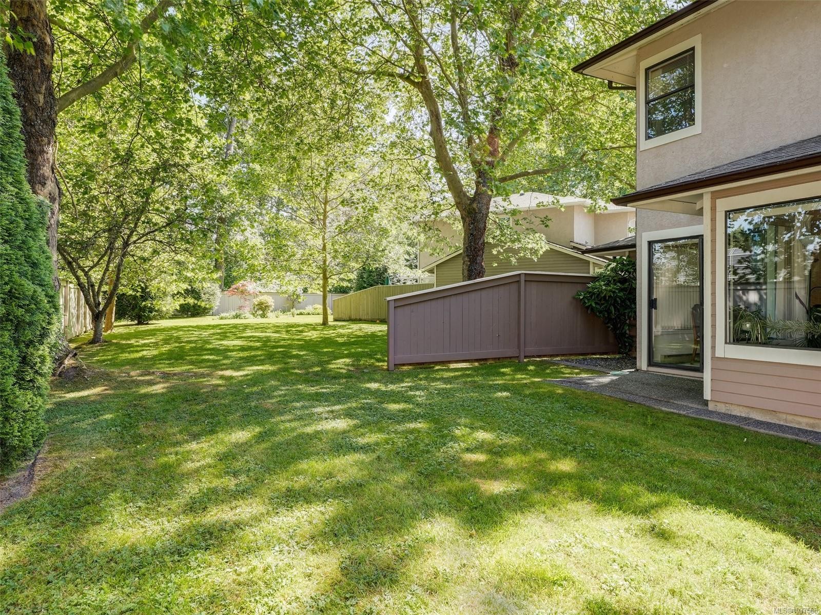 #2-1309 Mckenzie Ave, Saanich, BC