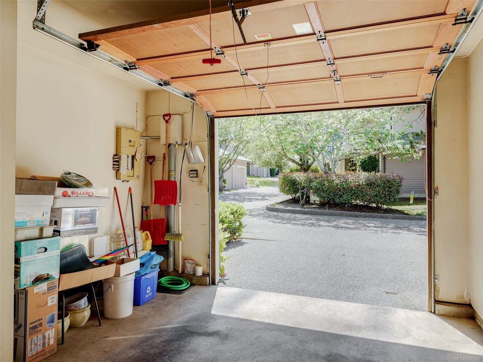 #2-1309 Mckenzie Ave, Saanich, BC