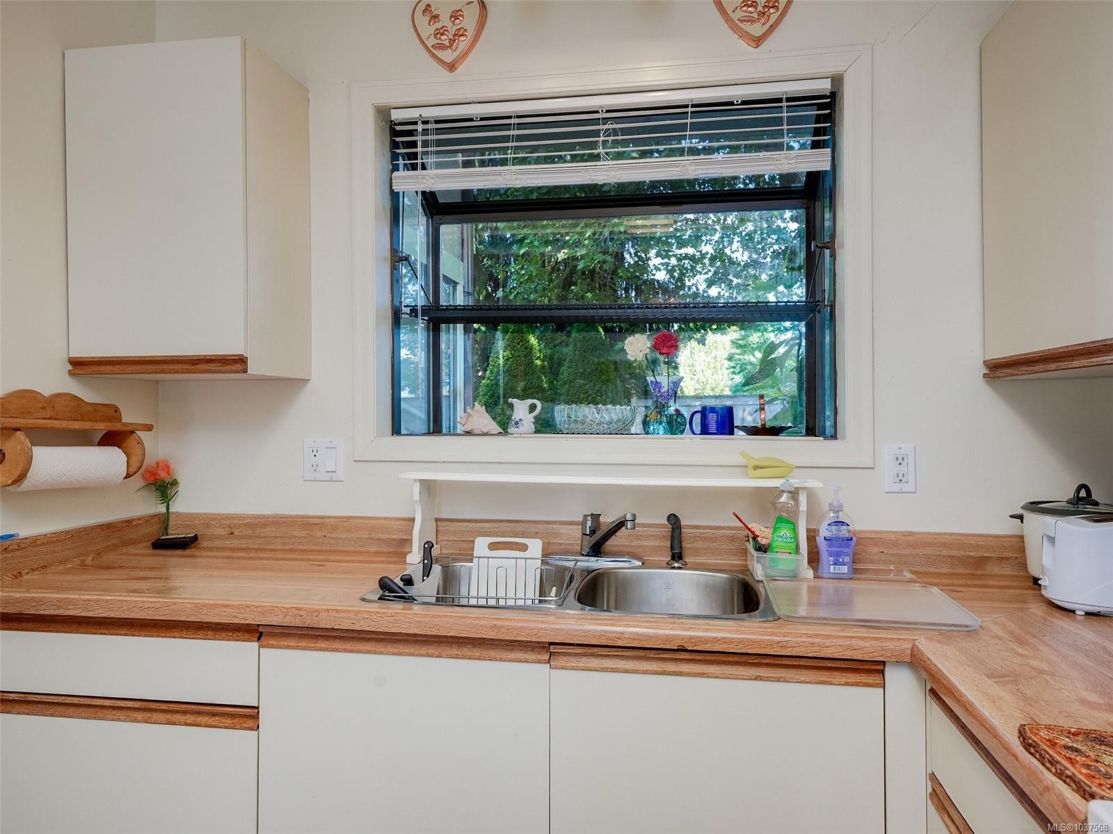 #2-1309 Mckenzie Ave, Saanich, BC