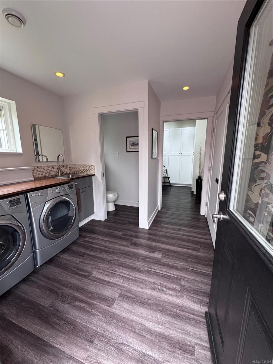 3881 Charlton Dr, Qualicum Beach, BC