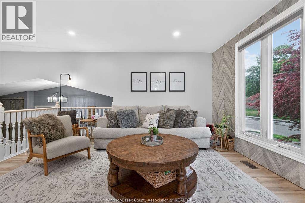 8492 Jerome, Windsor, ON - Indoor Photo Showing Living Room