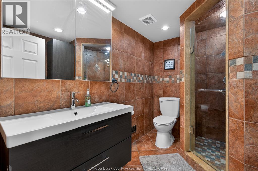 8492 Jerome, Windsor, ON - Indoor Photo Showing Bathroom