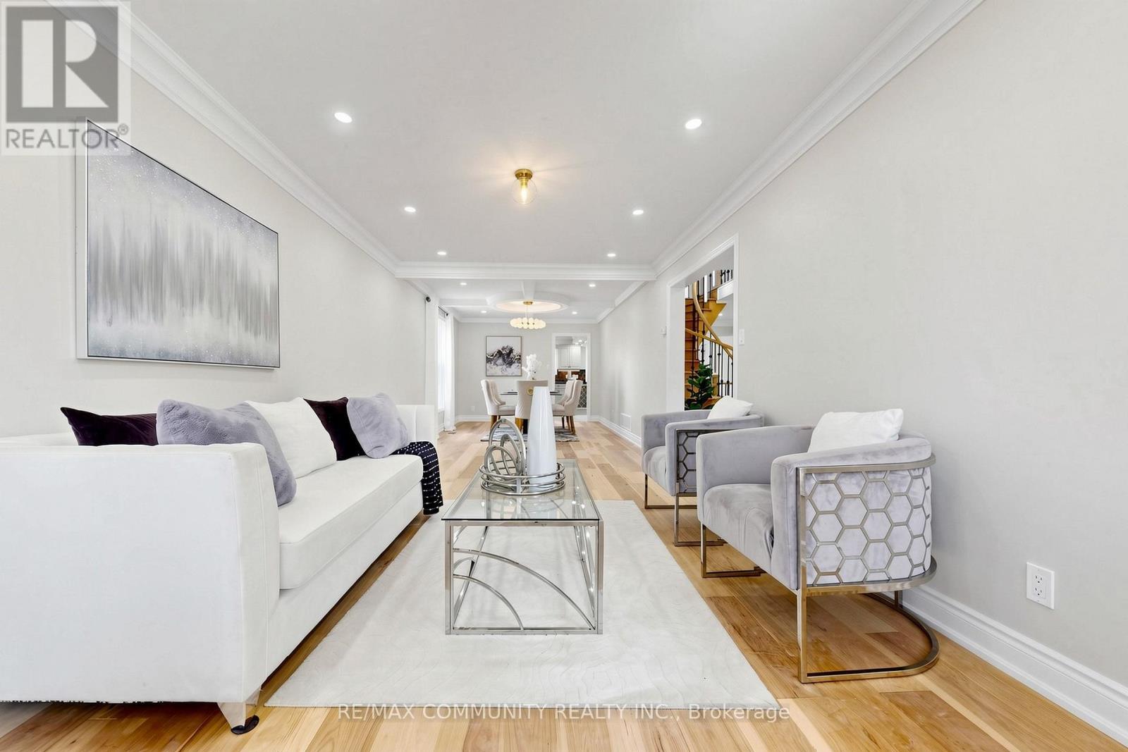 1002 Riverview Crescent, Pickering, ON - Indoor Photo Showing Living Room