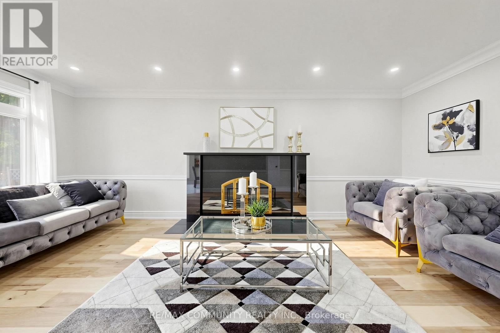 1002 Riverview Crescent, Pickering, ON - Indoor Photo Showing Living Room