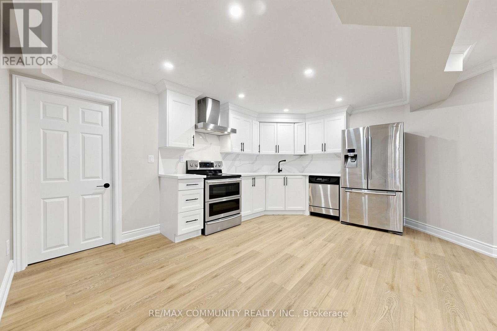 1002 Riverview Crescent, Pickering, ON - Indoor Photo Showing Kitchen With Upgraded Kitchen