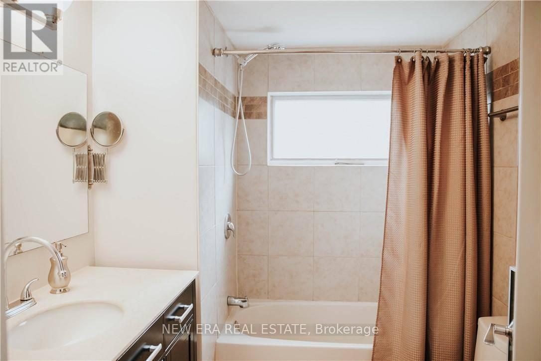 1 Vera Court, Hamilton, ON - Indoor Photo Showing Bathroom