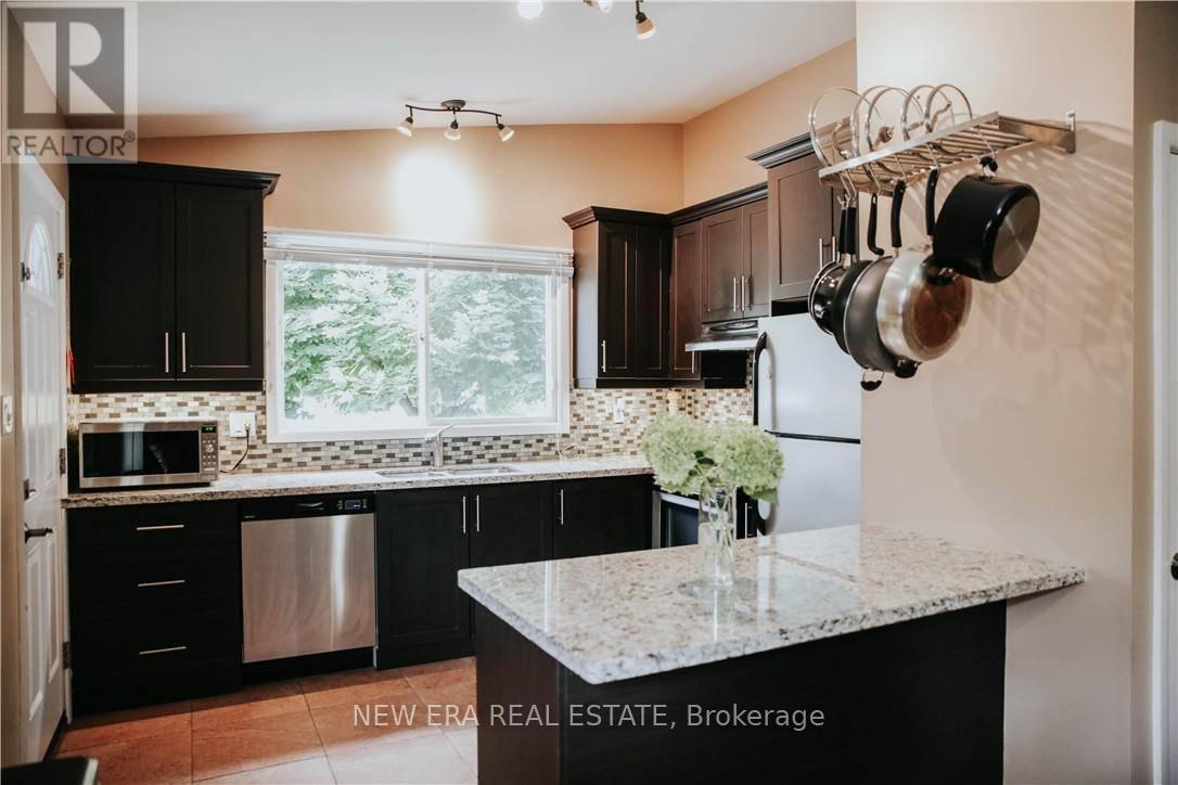 1 Vera Court, Hamilton, ON - Indoor Photo Showing Kitchen