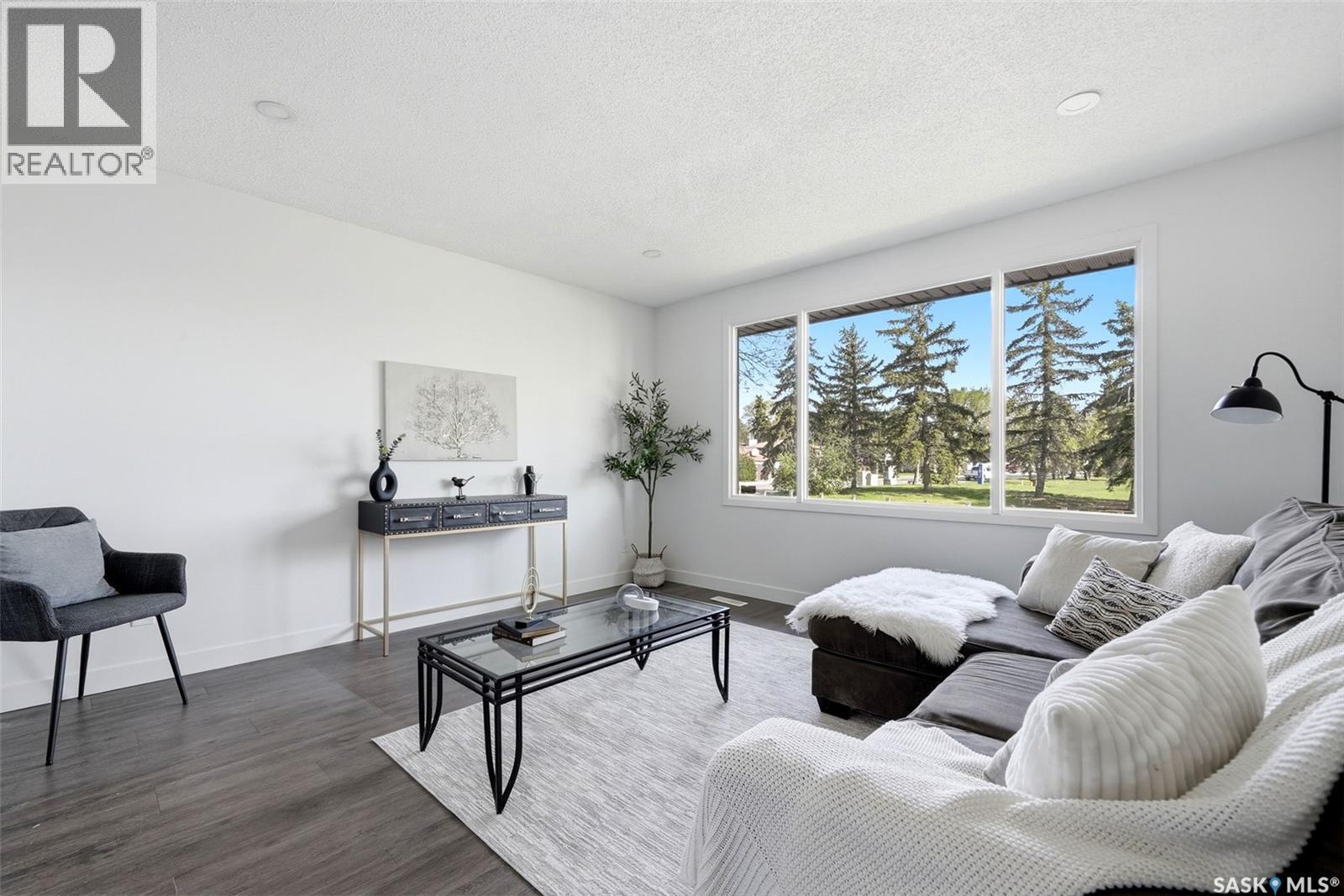 127 Mackenzie Way, Regina, SK - Indoor Photo Showing Living Room