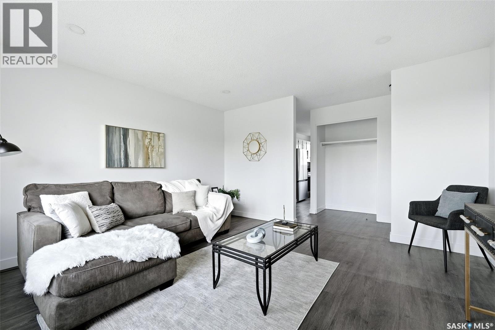 127 Mackenzie Way, Regina, SK - Indoor Photo Showing Living Room