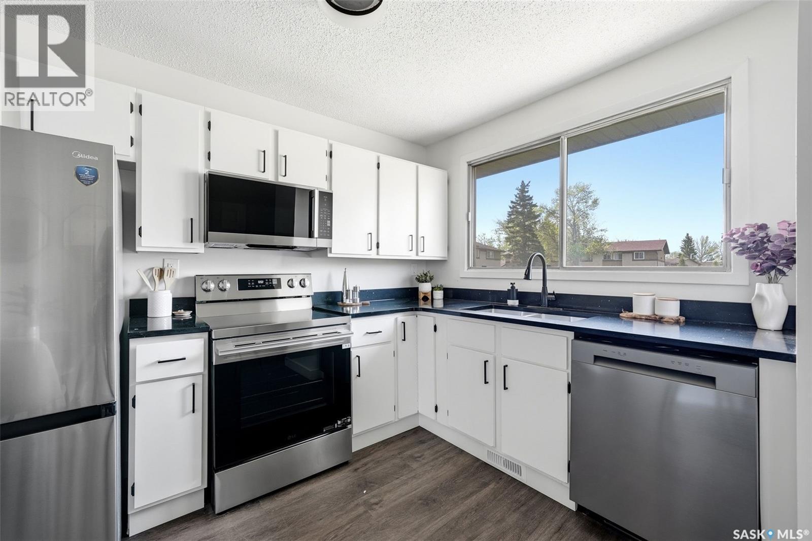 127 Mackenzie Way, Regina, SK - Indoor Photo Showing Kitchen With Stainless Steel Kitchen