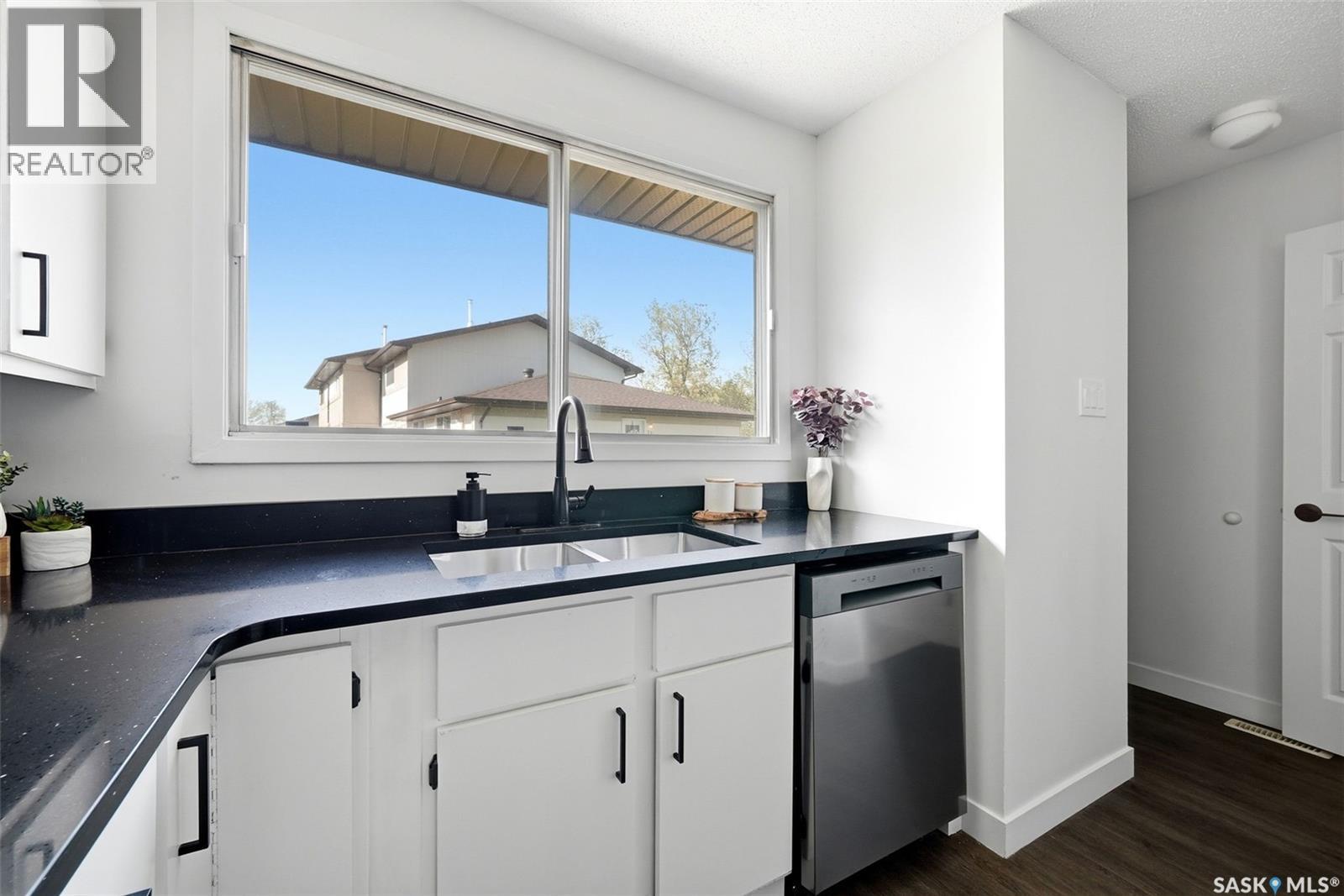 127 Mackenzie Way, Regina, SK - Indoor Photo Showing Kitchen With Double Sink