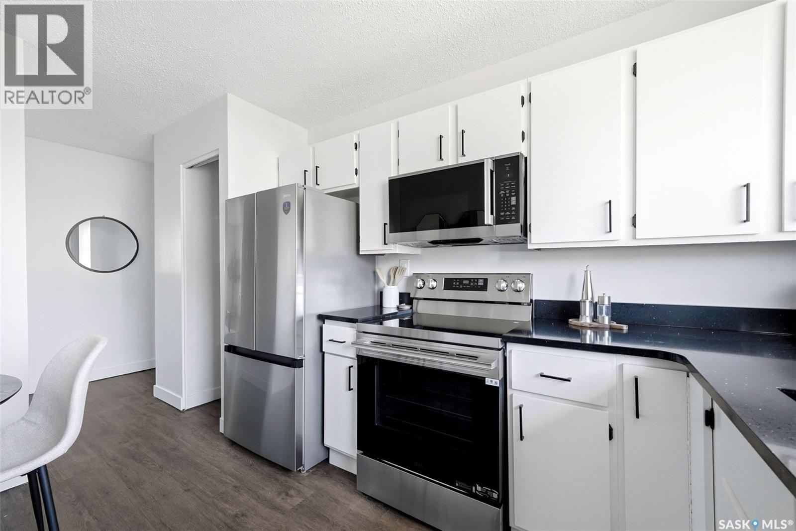 127 Mackenzie Way, Regina, SK - Indoor Photo Showing Kitchen With Stainless Steel Kitchen