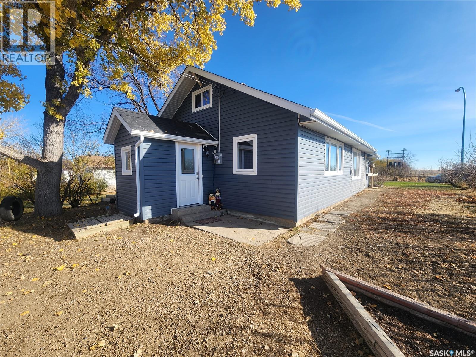 101 Centre Street, Frontier, SK - Outdoor