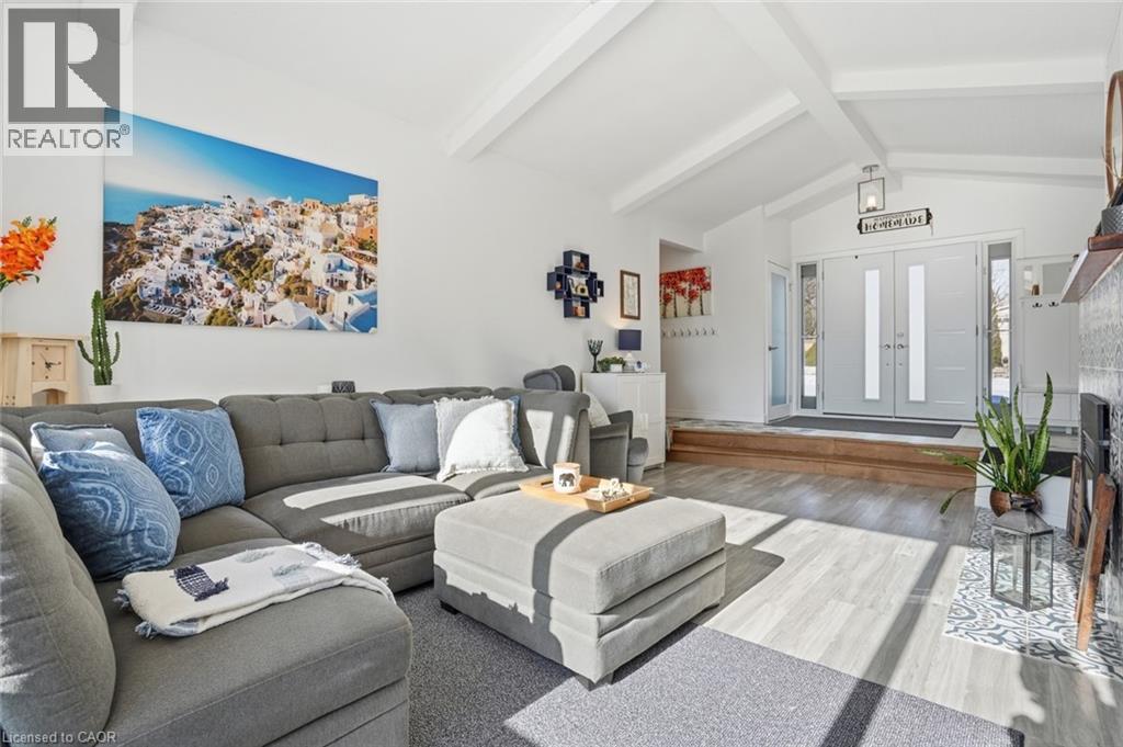 81 Thomson Drive, Waterdown, ON - Indoor Photo Showing Living Room