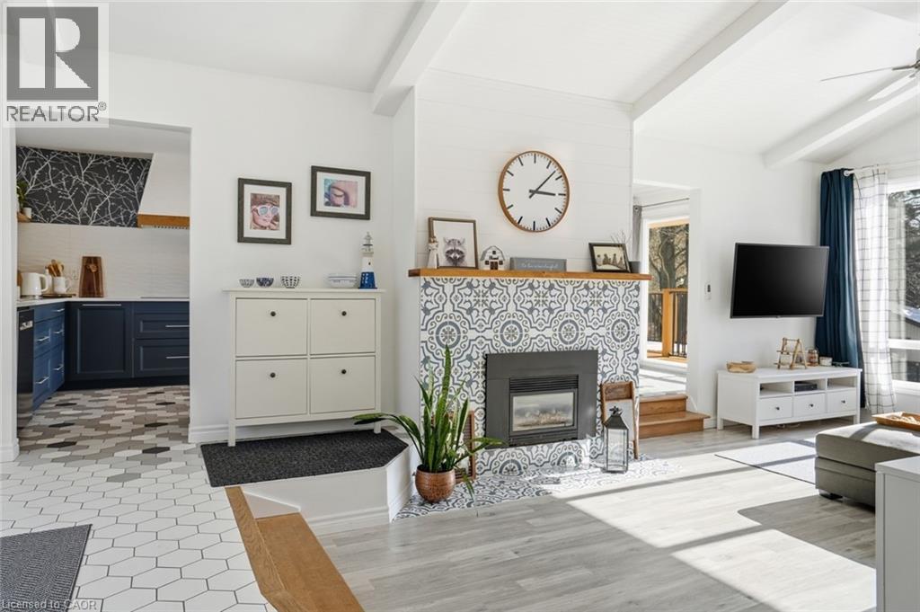 81 Thomson Drive, Waterdown, ON - Indoor Photo Showing Living Room With Fireplace