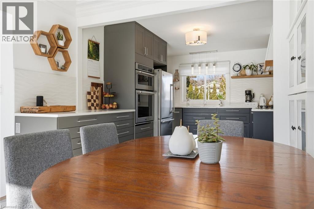 81 Thomson Drive, Waterdown, ON - Indoor Photo Showing Dining Room