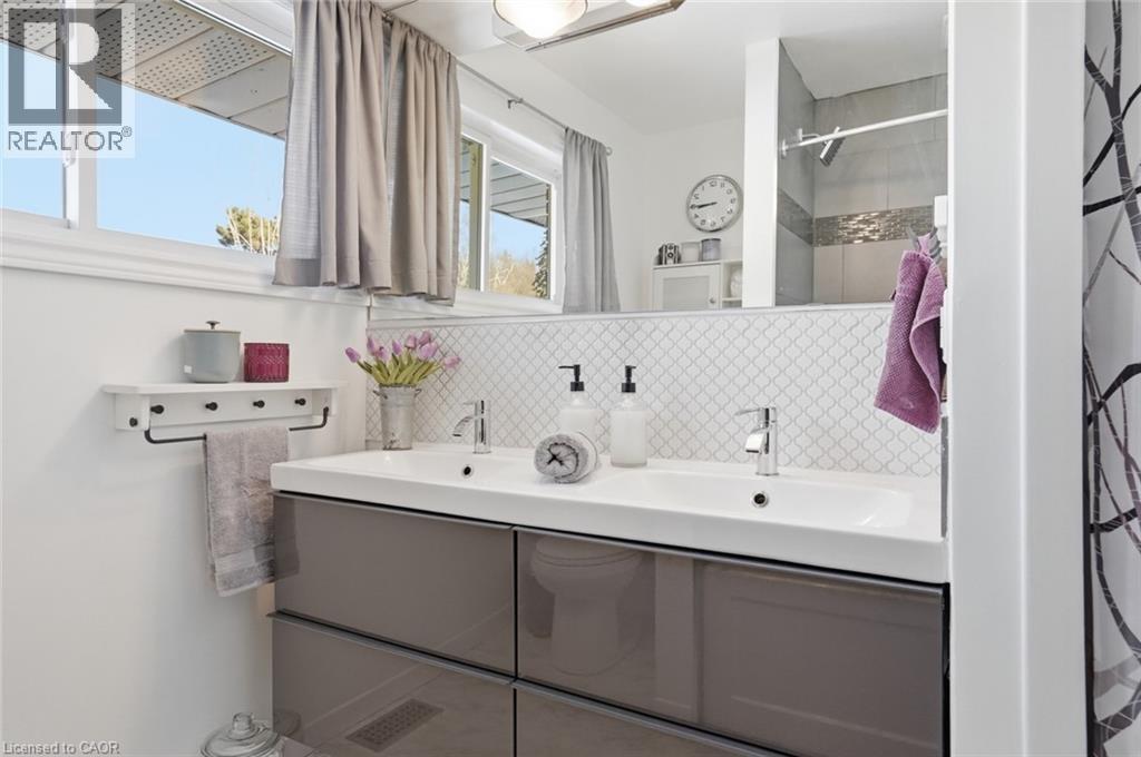 81 Thomson Drive, Waterdown, ON - Indoor Photo Showing Bathroom