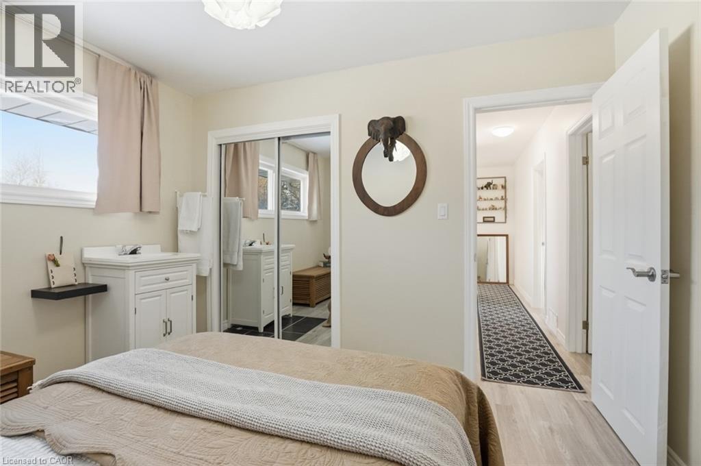81 Thomson Drive, Waterdown, ON - Indoor Photo Showing Bedroom