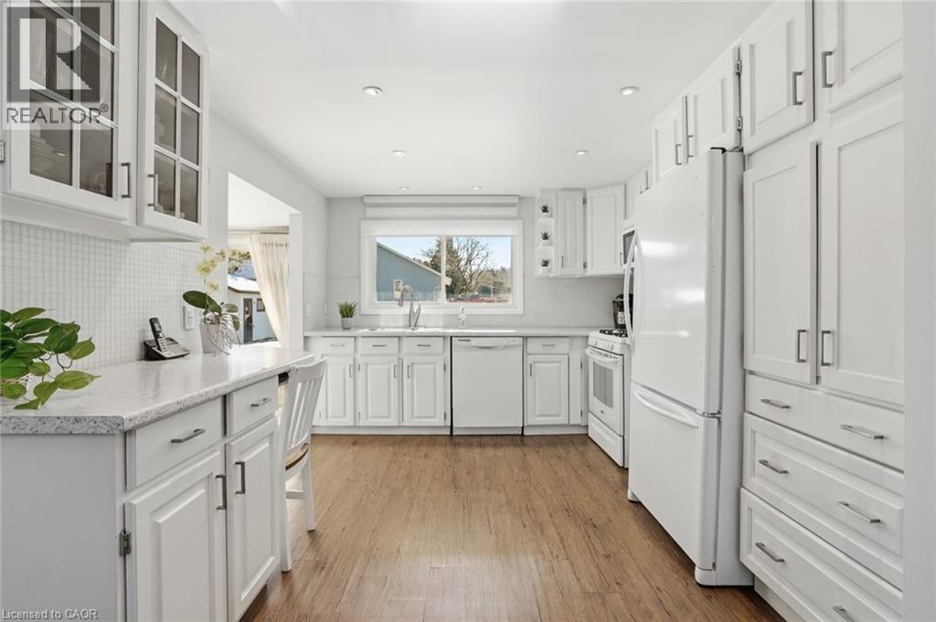 81 Thomson Drive, Waterdown, ON - Indoor Photo Showing Kitchen