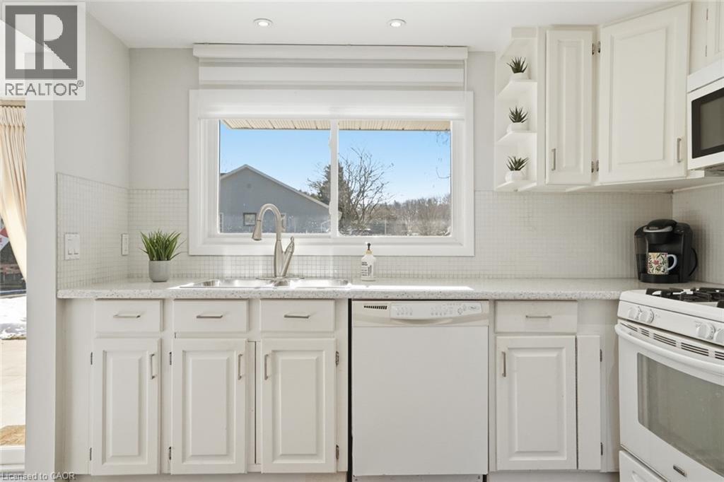 81 Thomson Drive, Waterdown, ON - Indoor Photo Showing Kitchen With Double Sink