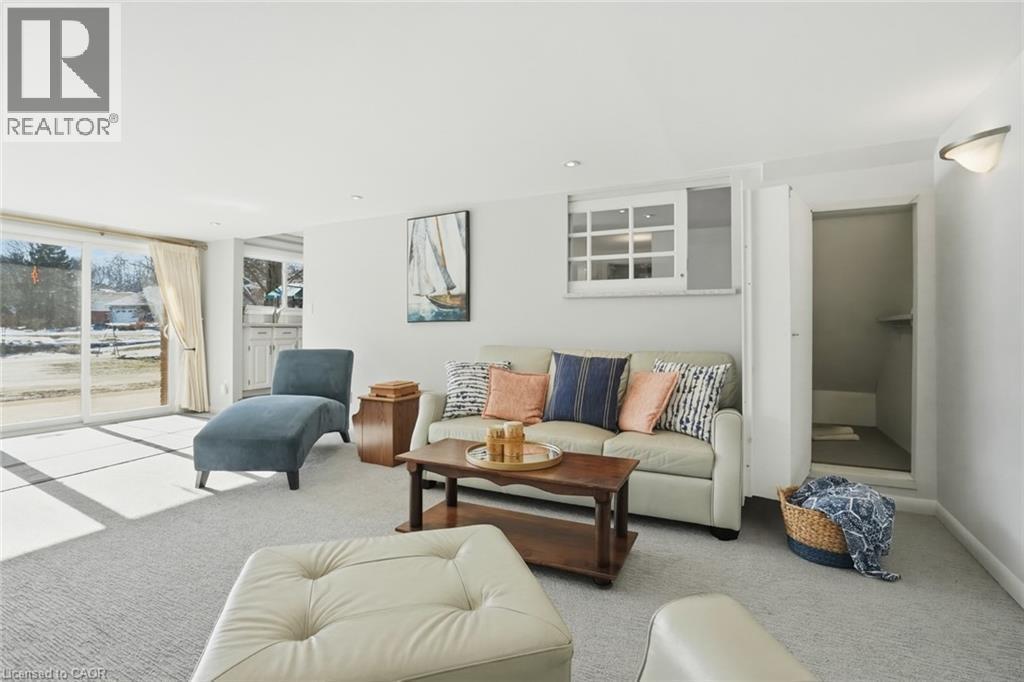 81 Thomson Drive, Waterdown, ON - Indoor Photo Showing Living Room