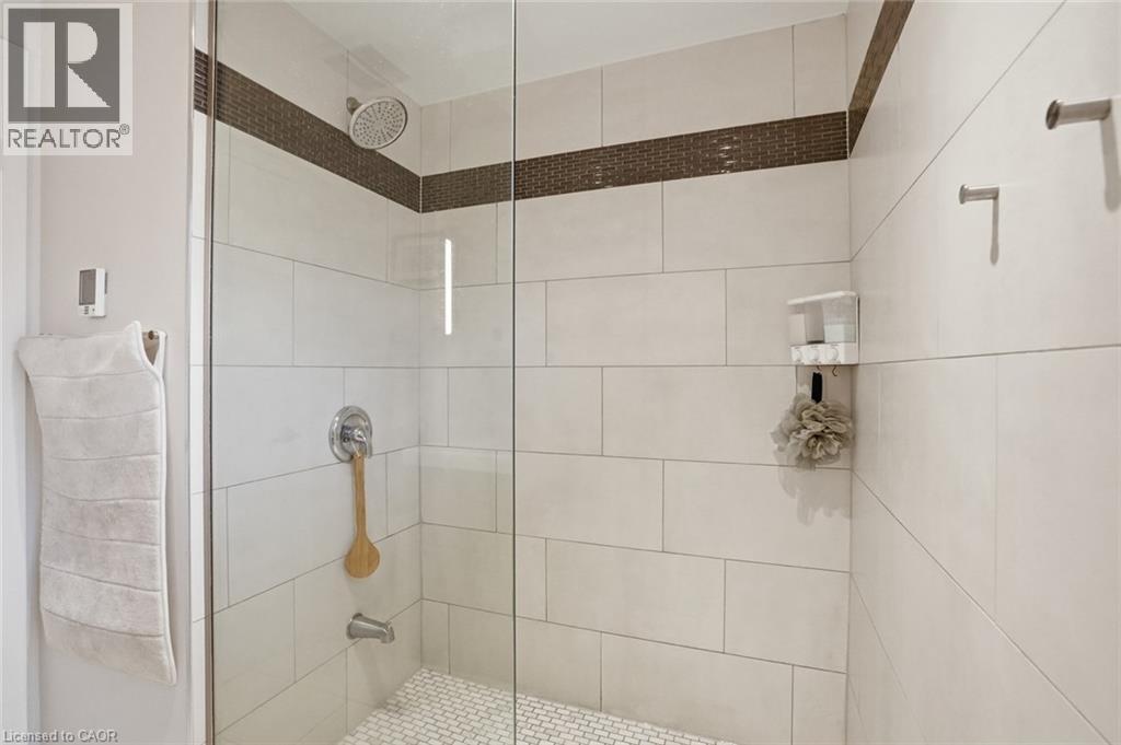 81 Thomson Drive, Waterdown, ON - Indoor Photo Showing Bathroom