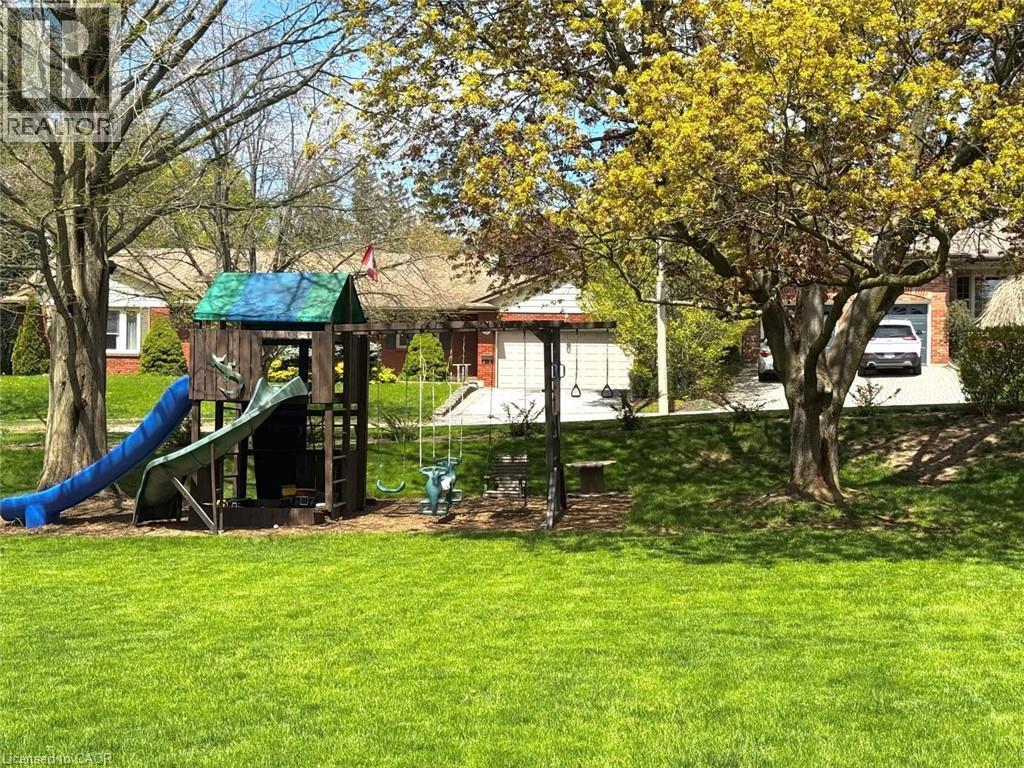 81 Thomson Drive, Waterdown, ON - Outdoor
