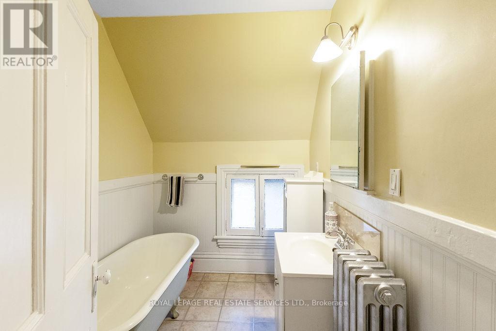 100 Wentworth Street S, Hamilton, ON - Indoor Photo Showing Bathroom