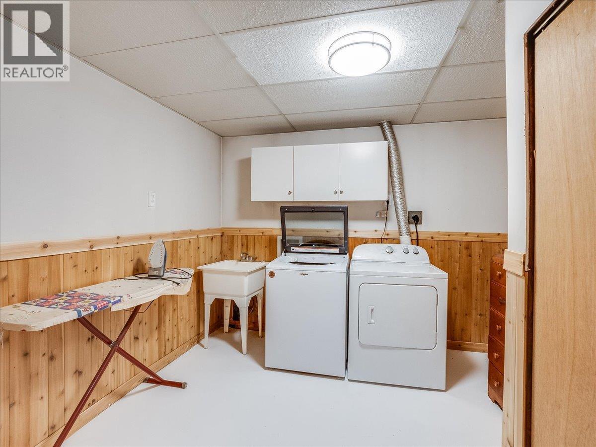 609 201St Avenue, Castlegar, BC - Indoor Photo Showing Laundry Room