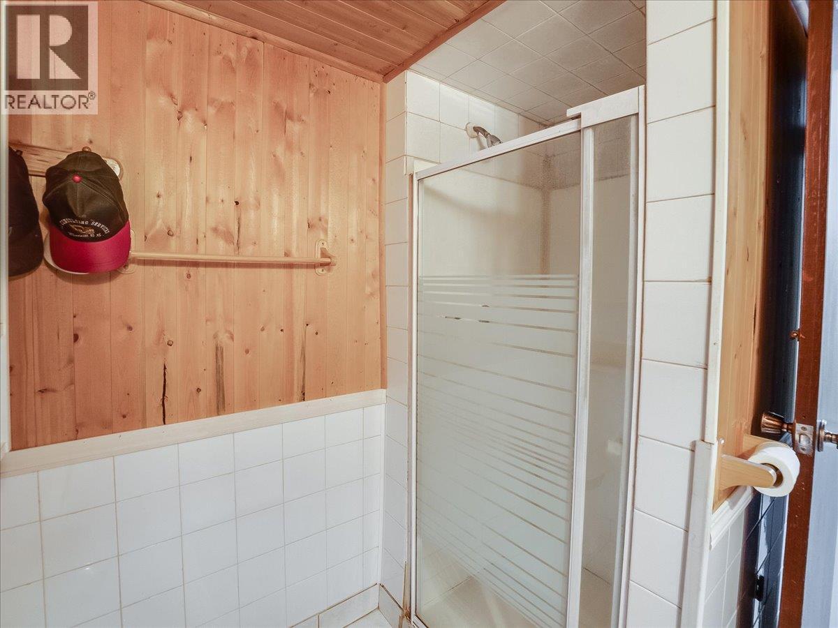 609 201St Avenue, Castlegar, BC - Indoor Photo Showing Bathroom