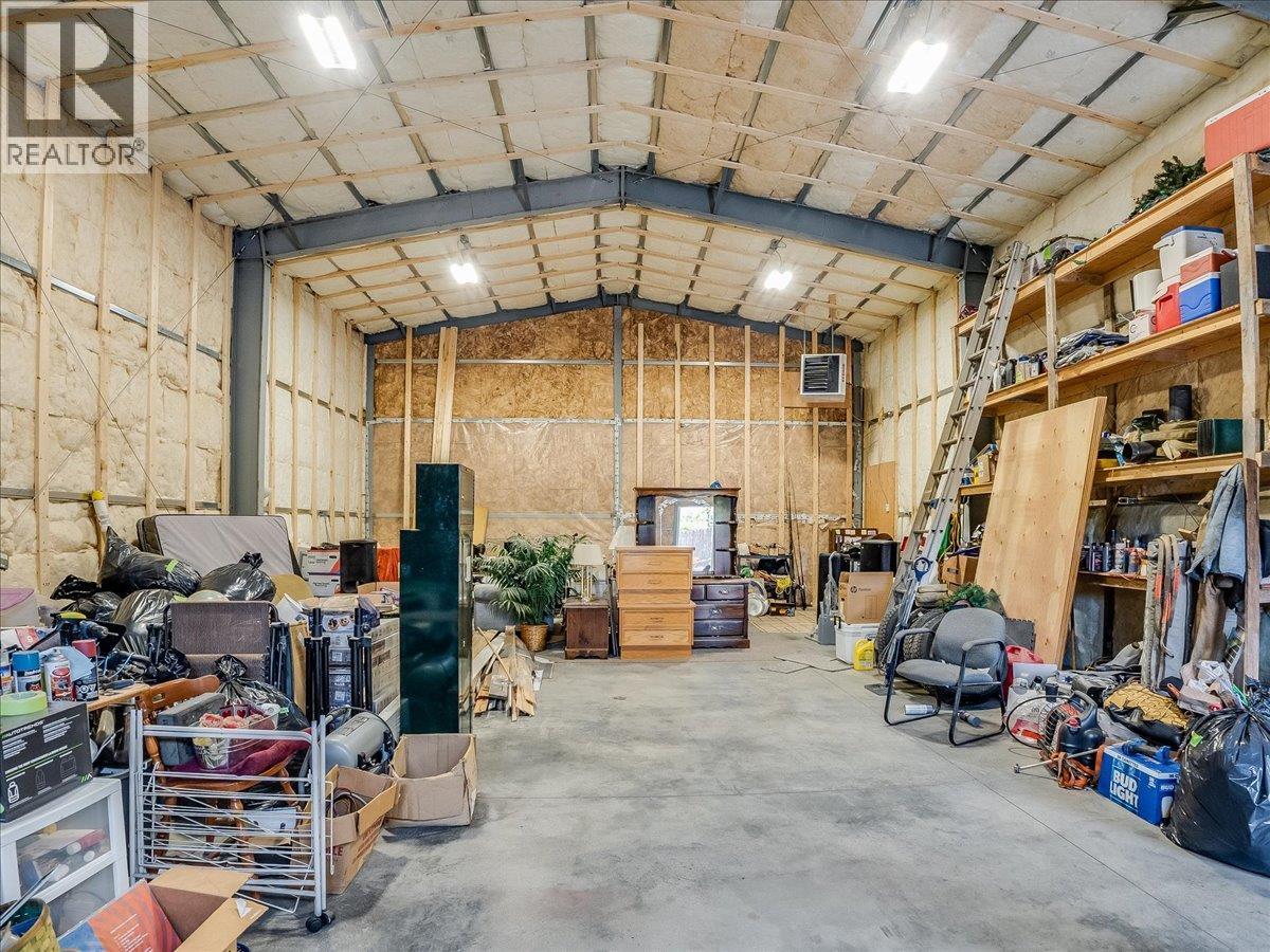 609 201St Avenue, Castlegar, BC - Indoor Photo Showing Garage